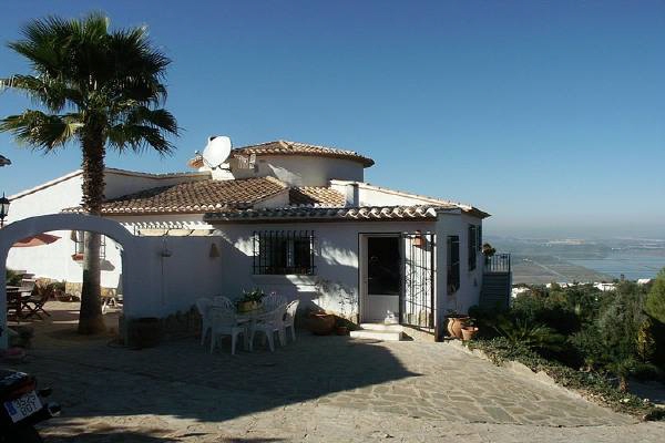 Villa with views over the valley