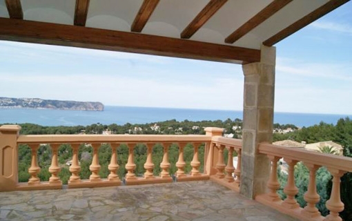 The pergola with views to the wide ocean