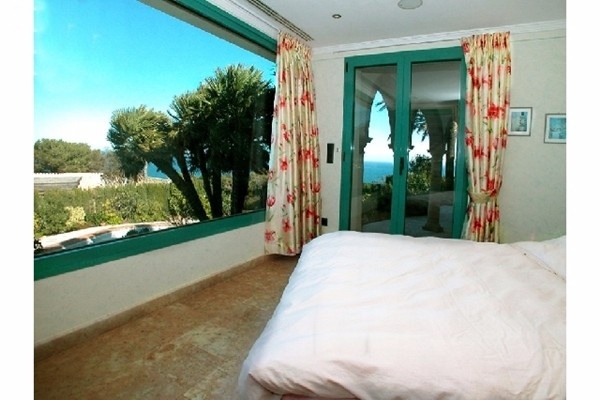 One of the stylish bedrooms with breathtaking viewes to the sea