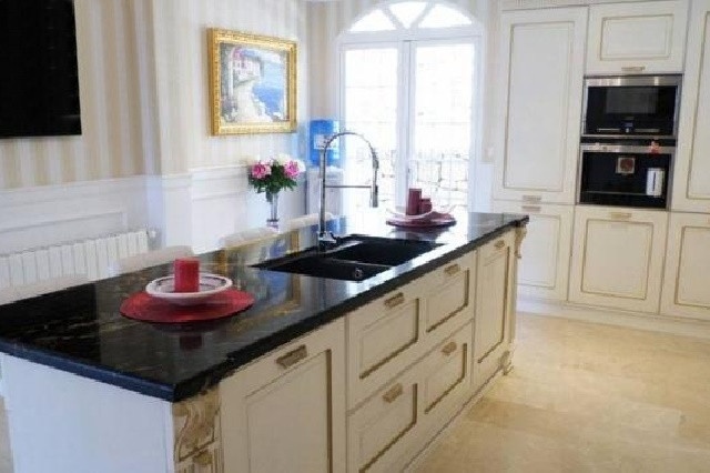 The wonderful fully fitted kitchen
