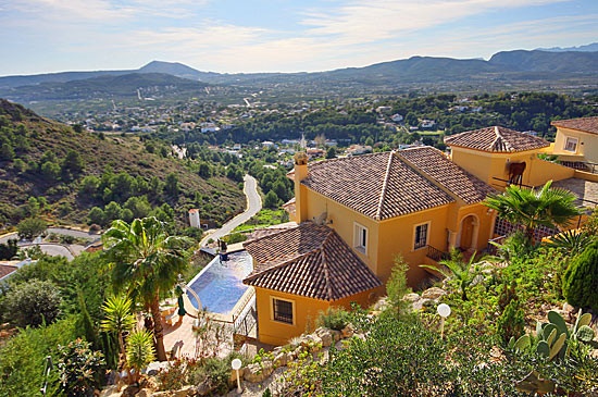 Exclusive villa in Jávea, not far from the sea, the port of Jávea and its town center