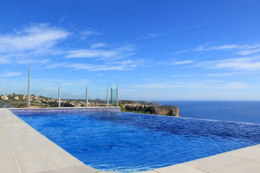 Outstanding villa with infinity pool and panoramic sea views in Cumbre de Sol, Alicante