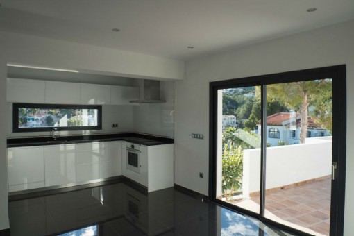 Fully equipped kitchen with direct access to the terrace